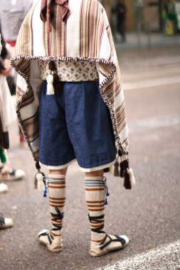 Fotoğrafta geleneksel, ulusal kostüm parçaları var, Fallera 'nın elbisesi.