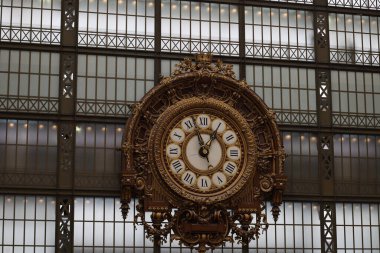 Paris 'teki Orsay Müzesi' ndeki eski saat, eskiden bir tren istasyonuydu.