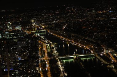 Eyfel Kulesi 'nin zirvesinden Paris' in muhteşem manzarası.