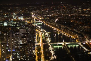 Eyfel Kulesi 'nin zirvesinden Paris' in muhteşem manzarası.