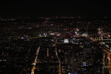 Eyfel Kulesi 'nin zirvesinden Paris' in muhteşem manzarası.