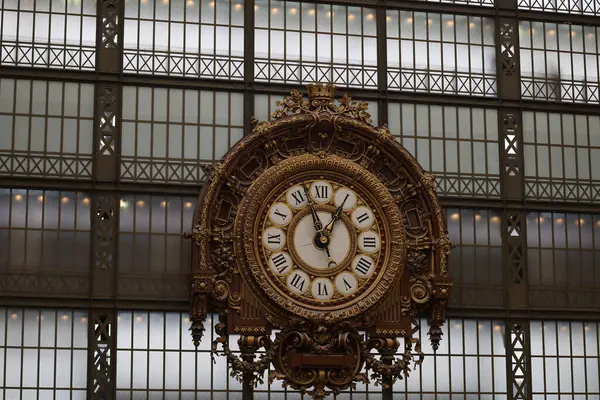 Paris 'teki Orsay Müzesi' ndeki eski saat, eskiden bir tren istasyonuydu.