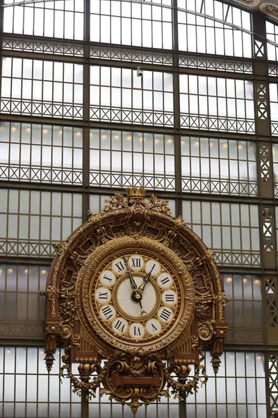 Paris 'teki Orsay Müzesi' ndeki eski saat, eskiden bir tren istasyonuydu.