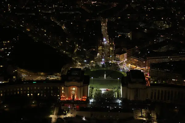 Eyfel Kulesi 'nin zirvesinden Paris' in muhteşem manzarası.