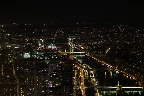 Eyfel Kulesi 'nin zirvesinden Paris' in muhteşem manzarası.