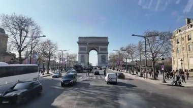 Paris, Fransa, 29 Mart 2025. Video Arc de Triumph 'ın hareketli trafiğini ve etrafındaki yayaları net bir şekilde gösteriyor..
