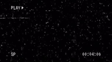 Siyah arka planda ses analog televizyonu olan eski bir VHS parçası. 4K video