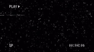 Siyah arka planda ses analog televizyonu olan eski bir VHS parçası. 4K video