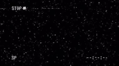 Siyah zemin üzerinde zamanlayıcı ve ses hattı bozulması olan eski VHS üst işareti. 4K video