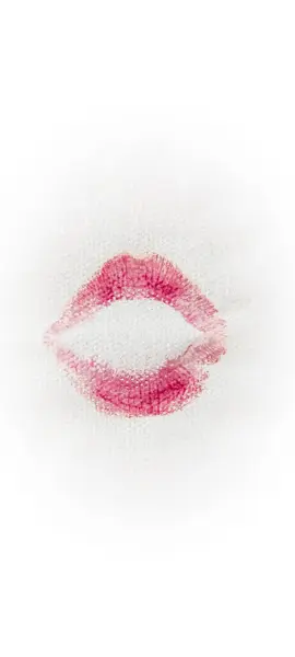 Beyaz peçeteye kırmızı ruj sürmüş kadın dudakları. Beyaz arka planda kırmızı ruj izi..
