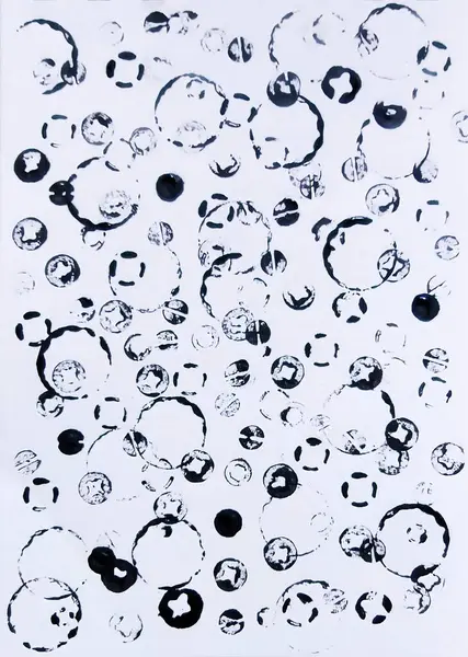    Beyaz arkaplanda soyut siyah çember deseni. Tek renkli yuvarlak şekiller, sanatsal dikişsiz doku..