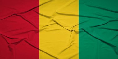 Açık Mavi Gökyüzüne Karşı Rüzgarda Dalgalanan Gine Bayrağı