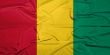 Açık Mavi Gökyüzüne Karşı Rüzgarda Dalgalanan Gine Bayrağı