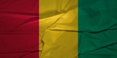 Açık Mavi Gökyüzüne Karşı Rüzgarda Dalgalanan Gine Bayrağı