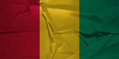 Açık Mavi Gökyüzüne Karşı Rüzgarda Dalgalanan Gine Bayrağı