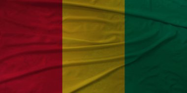 Açık Mavi Gökyüzüne Karşı Rüzgarda Dalgalanan Gine Bayrağı