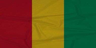 Açık Mavi Gökyüzüne Karşı Rüzgarda Dalgalanan Gine Bayrağı