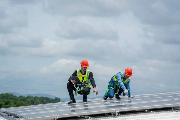 친화적 에너지를 보존하기 에너지를 설치하는 태양열 기술자 — 스톡 사진
