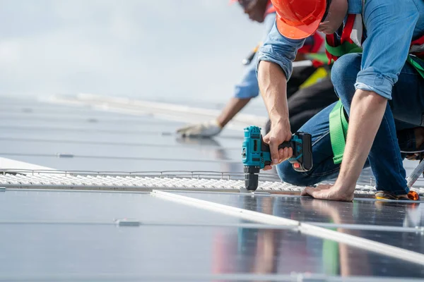 工程师维修检查在工厂天台安装太阳能屋顶面板的情况 — 图库照片