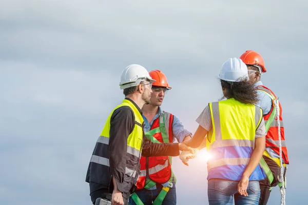 Bauarbeiter Schutzhelmen Schütteln Hände Während Sie Solarzellen Auf Dem Dach — Stockfoto