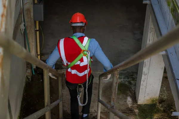 Trabalhador Construção Civil Que Usa Arnês Segurança Linha Segurança Trabalhando — Fotografia de Stock