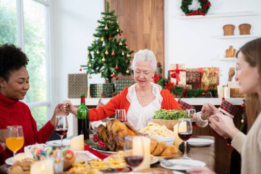 Yaşlı kadın Noel 'i ya da yeni yılı kutluyor.