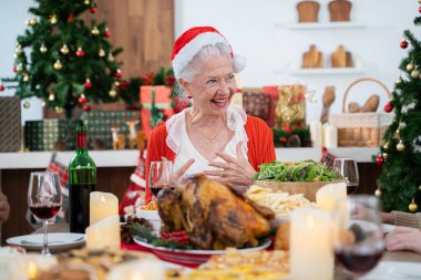 Yaşlı kadın Noel 'i ya da yeni yılı kutluyor.