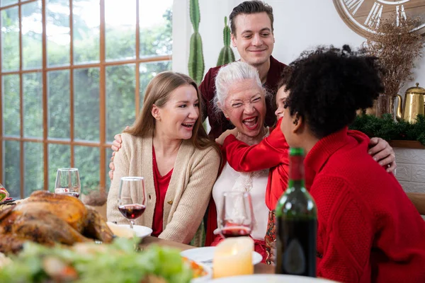 Семья Веселится Вместе Время Рождественского Ужина Дома Празднуя Новый Год — стоковое фото