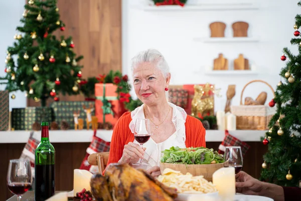 Yaşlı kadın Noel 'i ailesiyle kutlarken kadeh tokuşturuyor..
