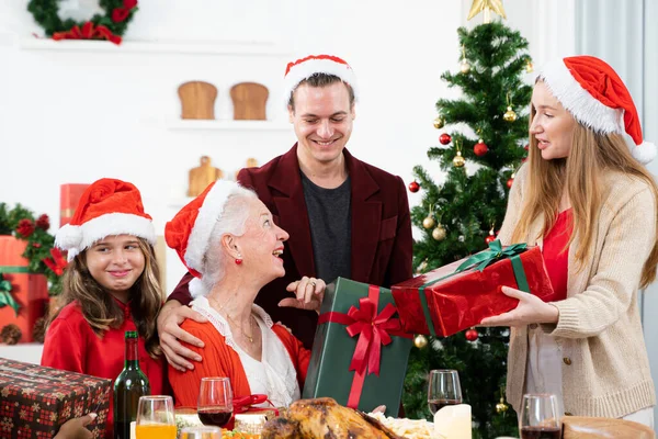 크리스마스 크리스마스 파티에 모자쓴 가족들이 행복해 — 스톡 사진