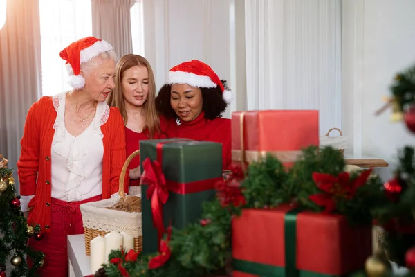 Menina Feliz Com Caixa Natal Compartilhando Presentes Presente Natal Ano — Fotografia de Stock