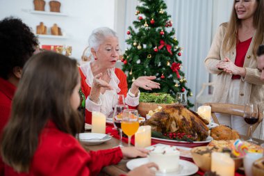 Yeni yılı birlikte kutluyoruz, aile yeni yıl kutlamalarında ya da noelde eğleniyor, hediyeleri paylaşıyoruz, hediye paylaşıyoruz, bayram ve insanlar....
