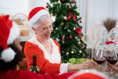 Noel 'de ailesiyle birlikte yaşlı bir kadın