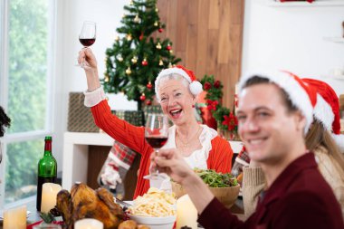 Yaşlı kadın Noel 'i ya da yeni yılı kutluyor.