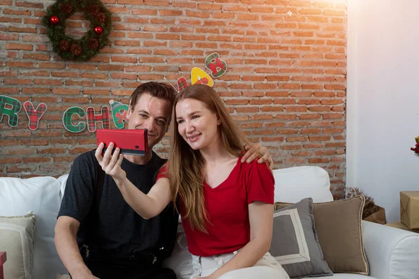 Casal Tomando Selfie Casal Feliz Usando Telefone — Fotografia de Stock