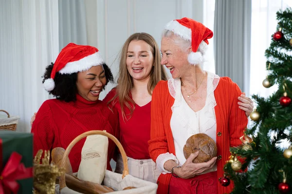 Ευτυχισμένη Οικογένεια Γιορτάζει Χριστούγεννα Μαζί Στο Σπίτι Χειμερινές Διακοπές Ευτυχισμένο — Φωτογραφία Αρχείου