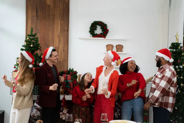 Família Com Chapéus Papai Noel Felizes Juntos Natal — Fotografia de Stock