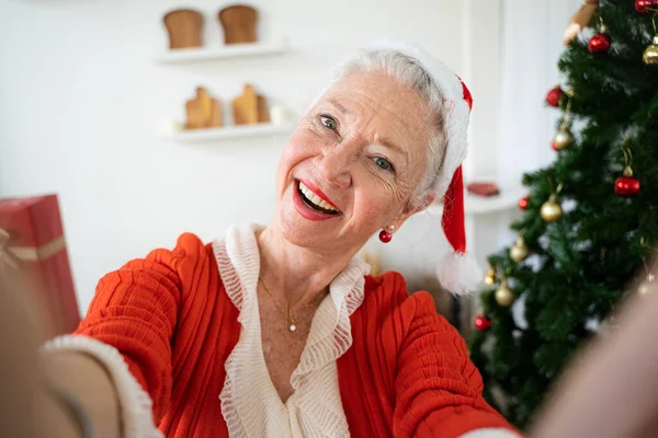 Felice Sorridente Donna Anziana Prendendo Selfie — Foto Stock
