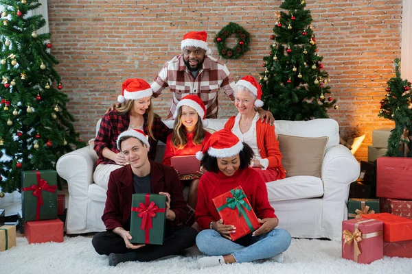 メリークリスマスとハッピーホリデー 贈り物を交換する家族 — ストック写真