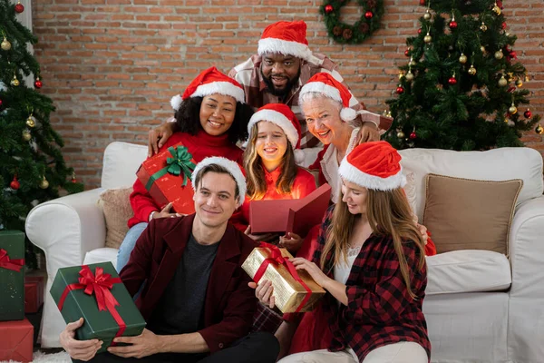 Merry Christmas Happy Holidays Family Exchanging Gifts — Stock Photo, Image