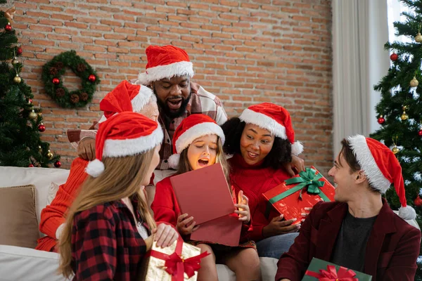 Menina Sorridente Pequena Feliz Com Caixa Presente Natal Natal Xmas — Fotografia de Stock