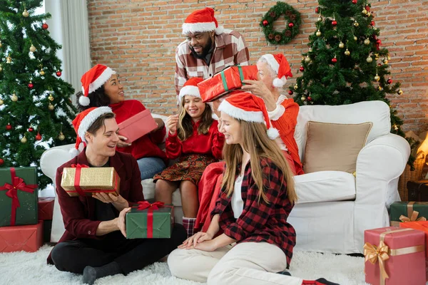 Famiglia Felice Condividere Regali Natale Capodanno — Foto Stock