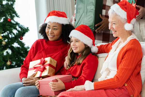 Noel Baba Şapkalı Neşeli Aile Birlikte Eğleniyor — Stok fotoğraf