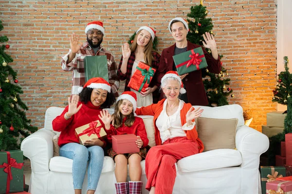 Mutlu Aile Ile Noel Hediye Kutuları — Stok fotoğraf