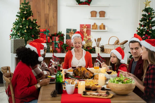 Família Divertindo Juntos Durante Jantar Natal Casa Celebrando Ano Novo — Fotografia de Stock
