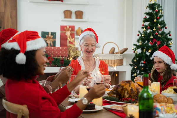 Šťastná Usměvavá Seniorka Vánočními Svátky Doma Koncept Stáří Lidí — Stock fotografie