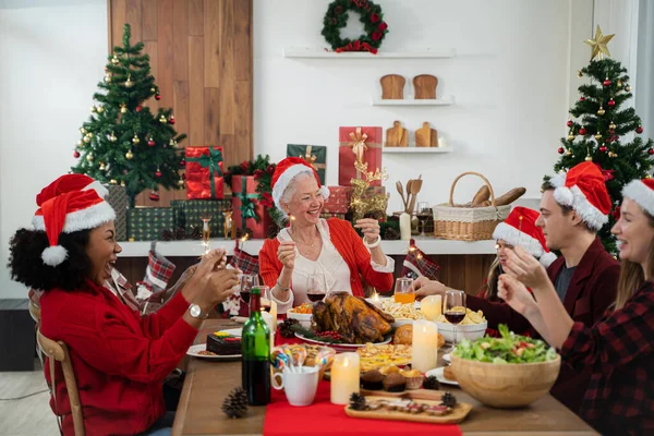 Família Feliz Com Sparklers Divertindo Jantar Casa — Fotografia de Stock