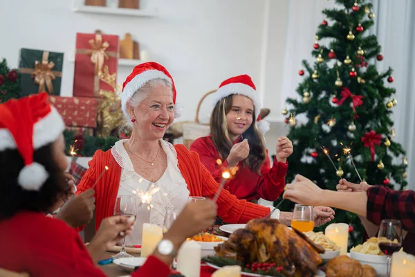 Noel Kutlayan Mutlu Aile Yemek Yiyen Insanlar — Stok fotoğraf