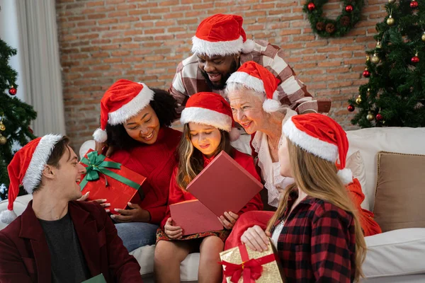 サンタの帽子を持つ陽気な家族 — ストック写真