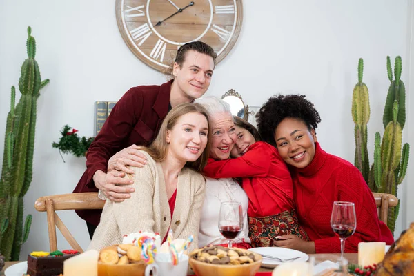 幸せな笑顔シニア女性とともに家族でクリスマス — ストック写真